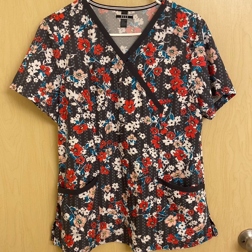 ELLE floral print scrub top size medium